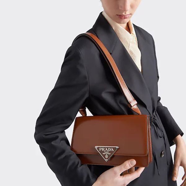 人気プラダ コピー エンブレムブラッシュドレザー バッグ 1BD321_ZO6_F02SB_V_OTO